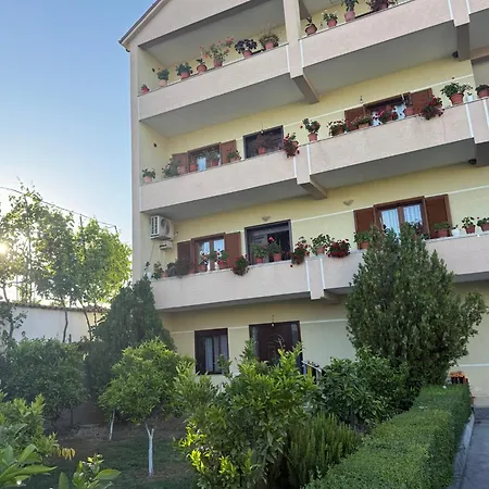 Airport Garden House Апартаменты Тирана